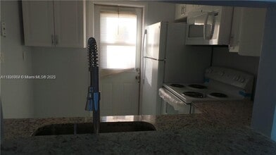 4410 W Oakland Park Blvd in Lauderdale Lakes, FL - Building Photo - Building Photo