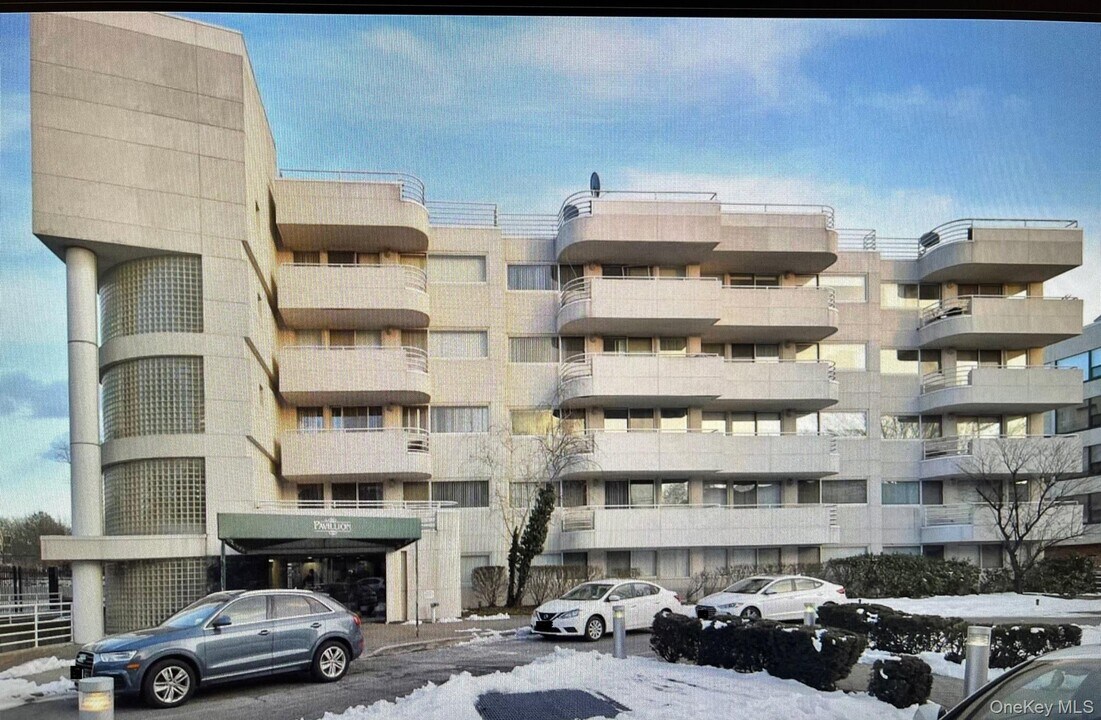 88 Cutter Mill Rd in Great Neck, NY - Building Photo