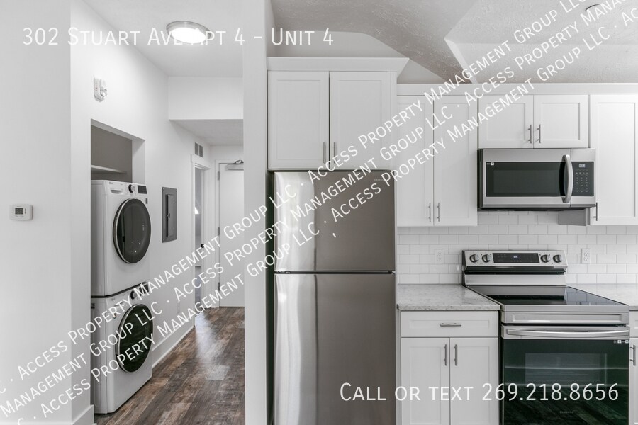 302 Stuart Ave in Kalamazoo, MI - Building Photo