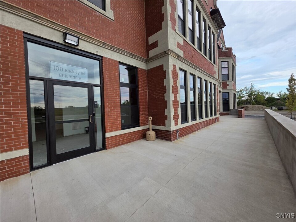 100 Buckley Rd in Liverpool, NY - Building Photo