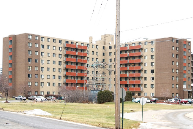 Gates Mills Villa in Mayfield Heights, OH - Foto de edificio - Building Photo