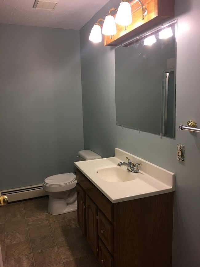 569 Smithfield Rd, Unit 16 in North Providence, RI - Foto de edificio - Building Photo