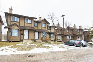 28 Range Gdns NW in Calgary, AB - Building Photo