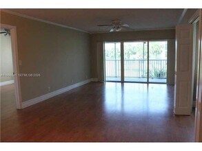 120 Lakeview Dr, Unit 209 in Weston, FL - Building Photo - Building Photo