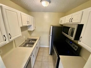 6801 Camden Ln in Groves, TX - Building Photo - Building Photo