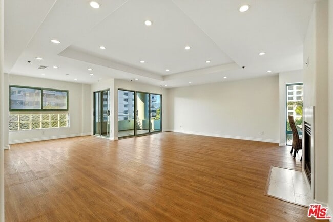 10336 Wilshire Blvd in Los Angeles, CA - Building Photo - Building Photo