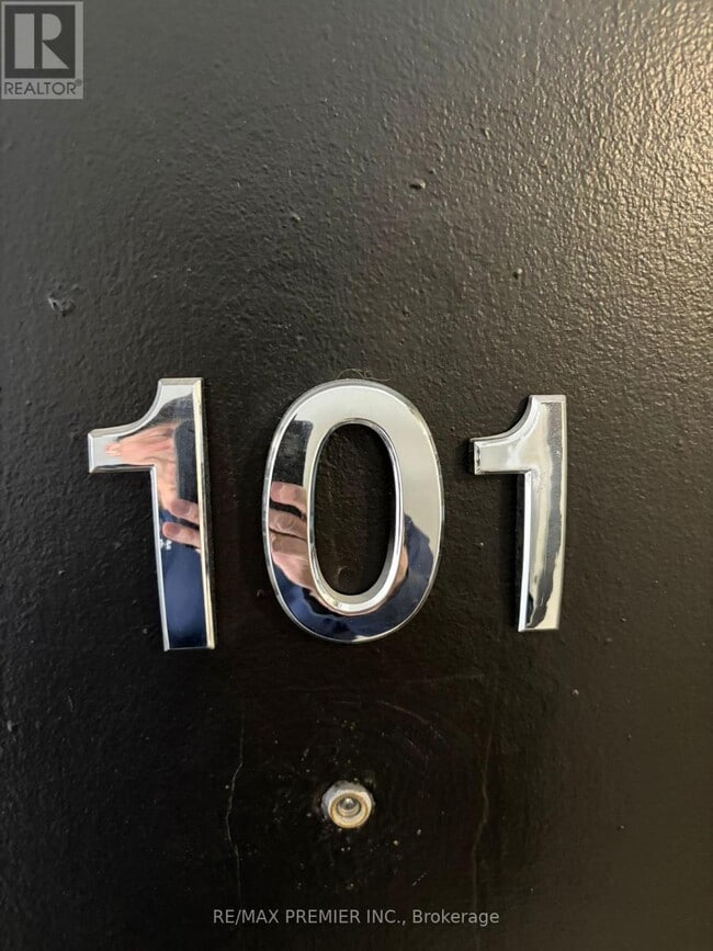 112 St Joseph's Dr in Hamilton, ON - Building Photo - Building Photo