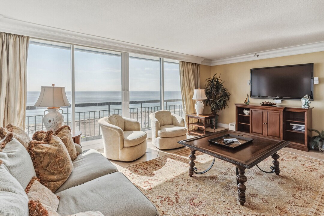 4000 N Ocean Dr in Riviera Beach, FL - Building Photo