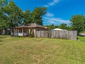 301 W Austin Ave in Cooper, TX - Foto de edificio - Building Photo