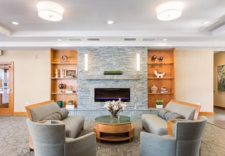 Village Green Apartments in Plainville, MA - Foto de edificio - Building Photo