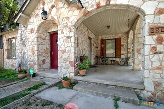 320 E Faust St in New Braunfels, TX - Building Photo - Building Photo