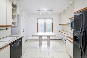 14 Glenn Dr in Woodbury, NY - Foto de edificio - Building Photo