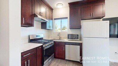 19198 Erwin St in Los Angeles, CA - Building Photo - Building Photo