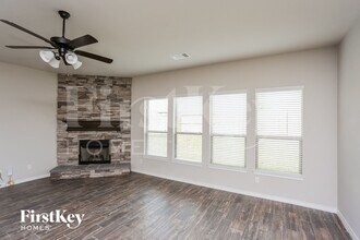 1572 Country Crest Dr in Waxahachie, TX - Foto de edificio - Building Photo