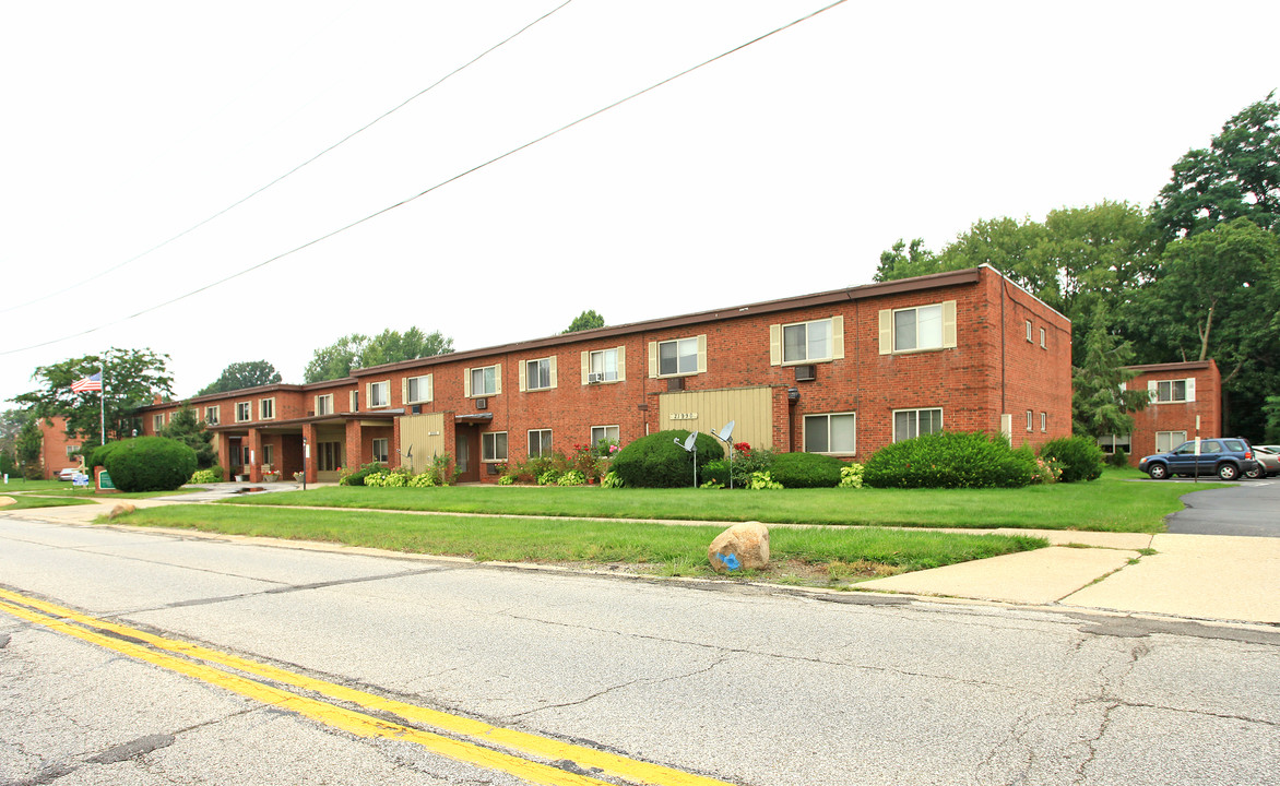 R & A Apartments in Rocky River, OH - Building Photo