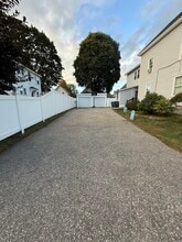 49 McDuffie St, Unit 1 in Manchester, NH - Foto de edificio - Building Photo