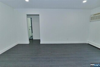 401 Undercliff Ave, Unit B1 in Edgewater, NJ - Building Photo - Building Photo