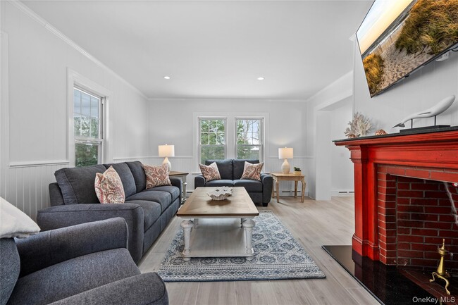 74 Montauk Hwy in Southampton, NY - Building Photo - Building Photo