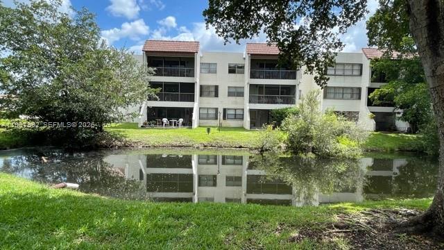 100 Lakeview Dr in Weston, FL - Building Photo