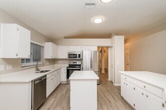 5660 Paddock Trail Dr in Tampa, FL - Building Photo - Building Photo
