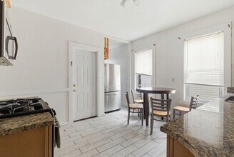 24 Darling St, Unit 3 in Boston, MA - Foto de edificio - Building Photo