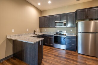 City Hall Suites in Dekalb, IL - Foto de edificio - Building Photo