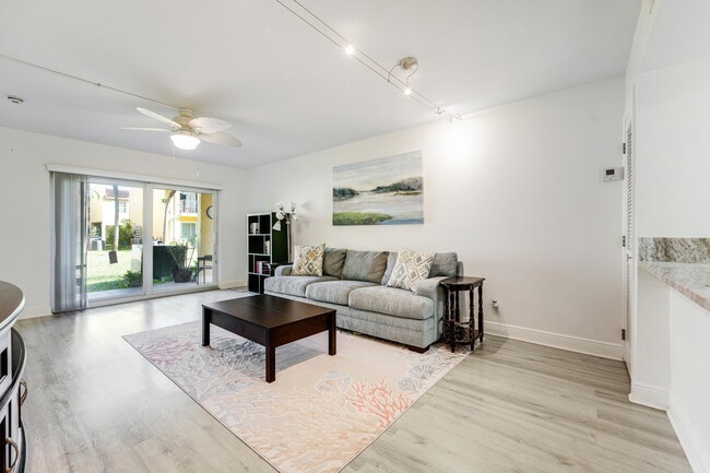 1035 Lake Shore Dr in West Palm Beach, FL - Foto de edificio - Building Photo