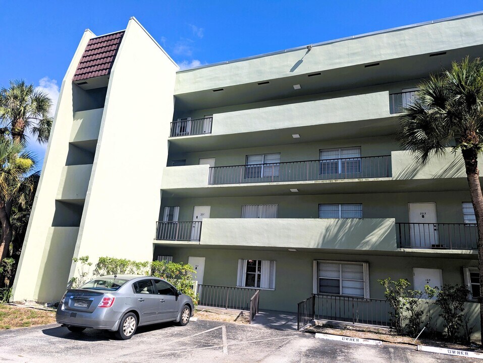 1638 Embassy Dr in West Palm Beach, FL - Building Photo