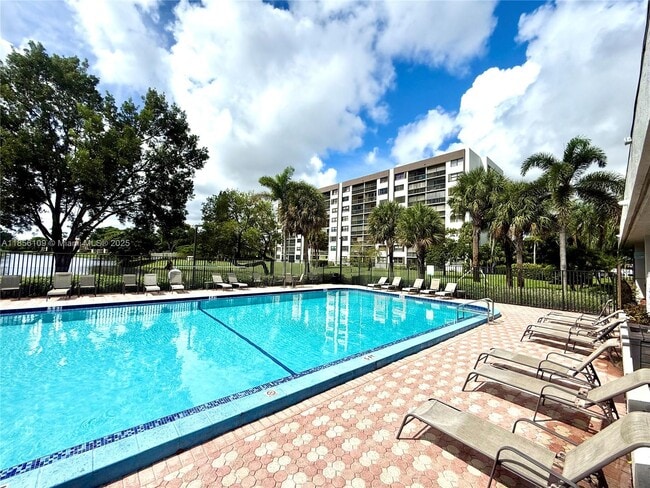 1266 S Military Trail in Deerfield Beach, FL - Foto de edificio - Building Photo