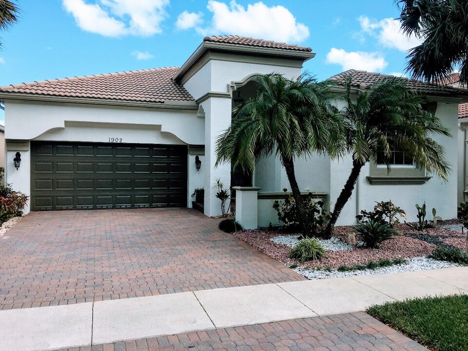 1902 Via Castello in Wellington, FL - Foto de edificio