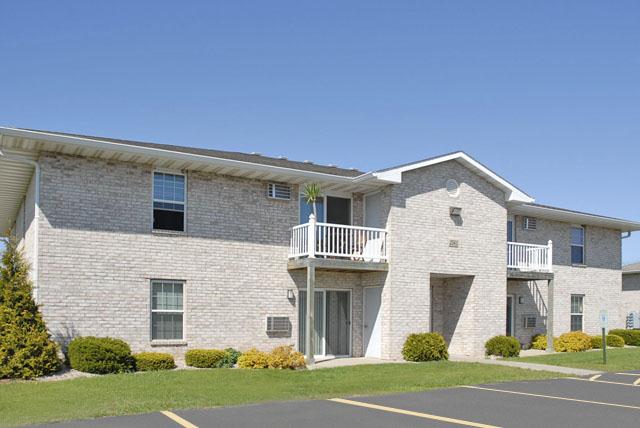 Westridge Apartments in Oshkosh, WI - Building Photo