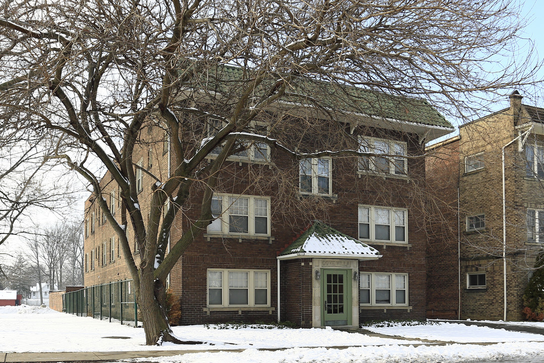 Cove Villa Apartments in Lakewood, OH - Building Photo