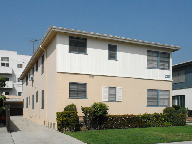 1217 S Holt Ave in Los Angeles, CA - Building Photo - Building Photo