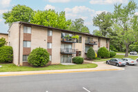 Annandale Gardens Condominium in Annandale, VA - Foto de edificio - Building Photo