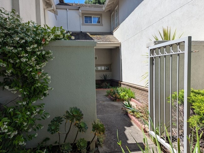 151 Vierra Way in Hercules, CA - Building Photo - Building Photo