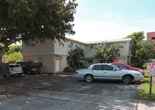 Deerfield Place Apartments & Townhomes in Deerfield Beach, FL - Building Photo - Building Photo