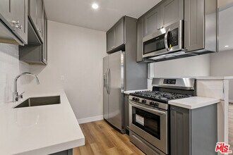 2401 S Sycamore Ave in Los Angeles, CA - Building Photo - Building Photo
