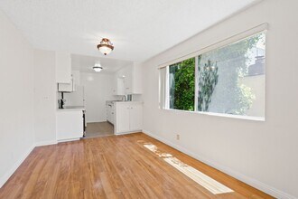 12246 Montana Ave in Los Angeles, CA - Foto de edificio - Building Photo