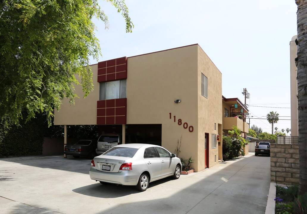 11800 Avon Way in Los Angeles, CA - Building Photo