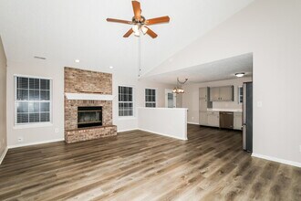 9803 Trail Dr in Avon, IN - Foto de edificio - Building Photo