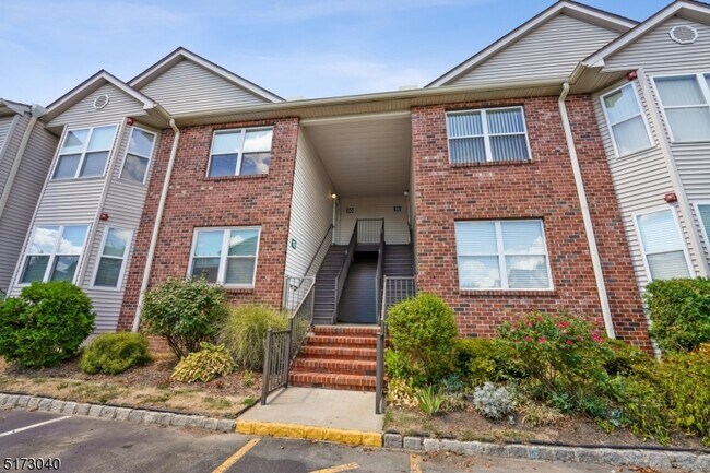 20 Jennifer Dr in East Hanover, NJ - Building Photo - Building Photo