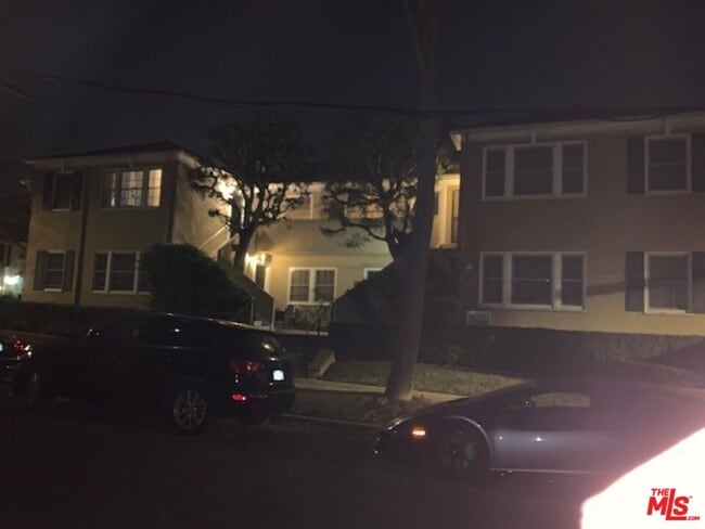 9381 Charleville Blvd in Beverly Hills, CA - Foto de edificio - Building Photo