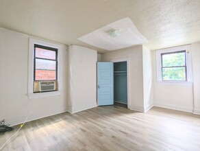 229 N Graham St, Unit 2 in Pittsburgh, PA - Foto de edificio - Building Photo