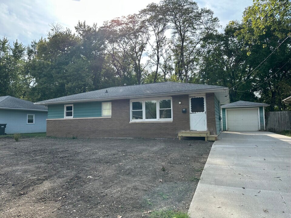 125 Arrow St in Pekin, IL - Building Photo