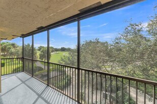 200 Jacaranda Country Club Dr in Plantation, FL - Building Photo