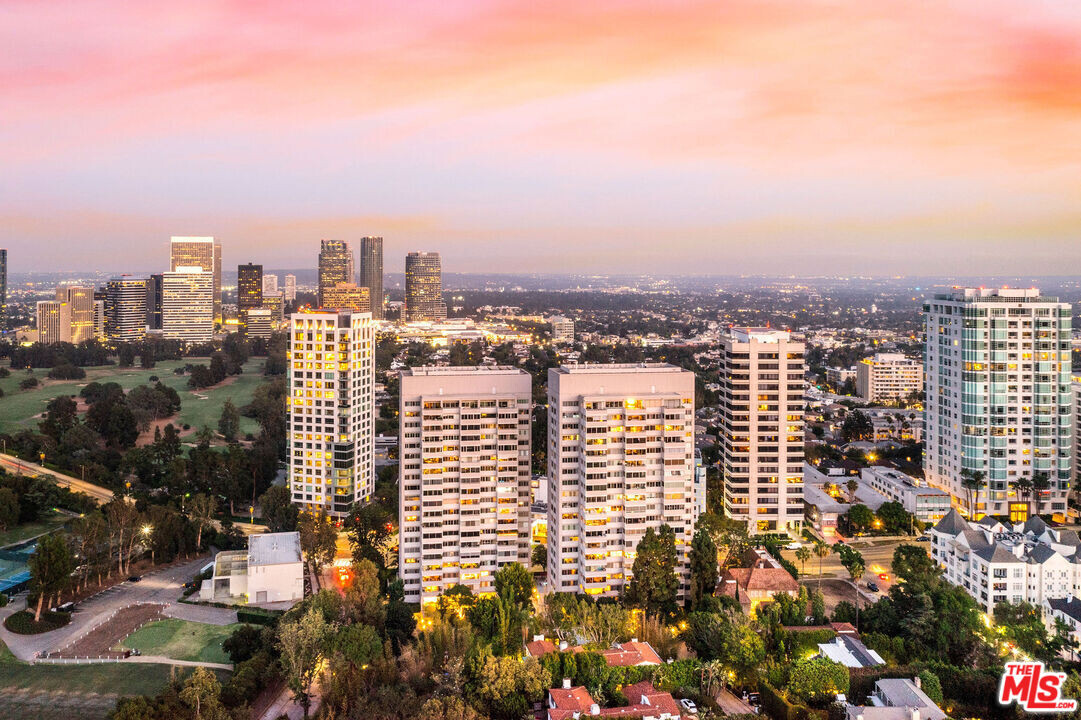 875 Comstock Ave in Los Angeles, CA - Building Photo