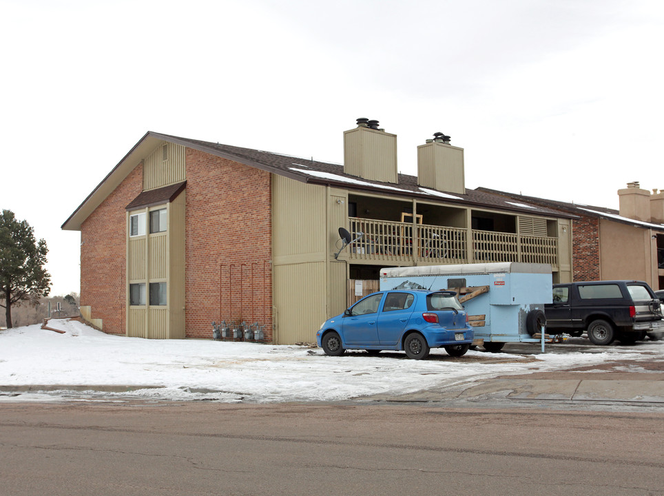 1322 Holland Park Blvd in Colorado Springs, CO - Foto de edificio