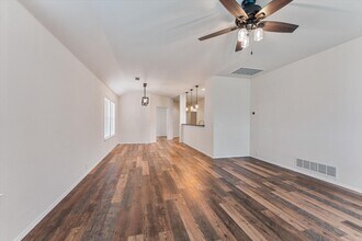 310 Meagan St in Waxahachie, TX - Foto de edificio - Building Photo