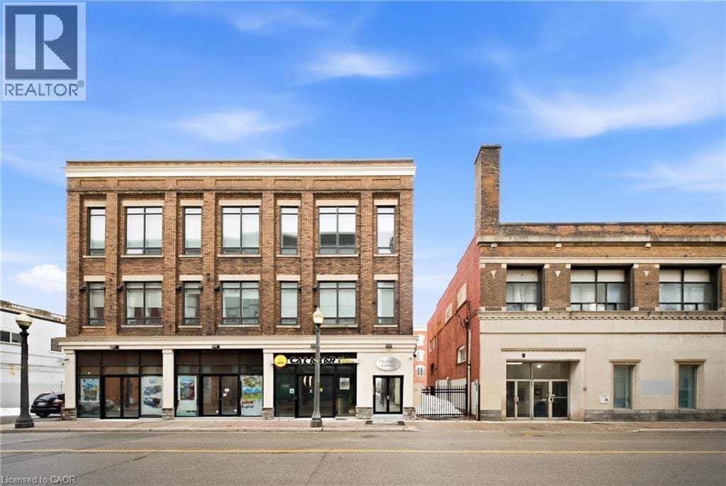 11 Queen St in Brantford, ON - Building Photo