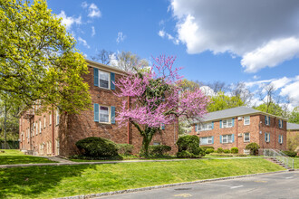 24 Hutton Ave in West Orange, NJ - Building Photo - Building Photo